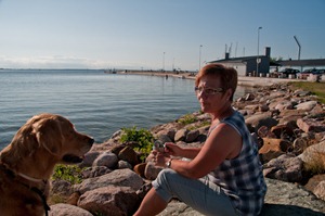 Fika vid stranden i Färjestaden.